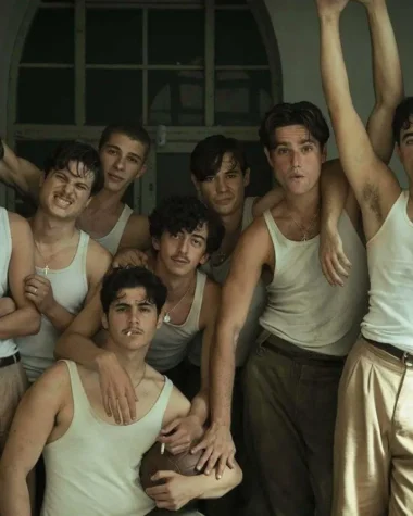 Cast of La Bola Negra posed together during filming
