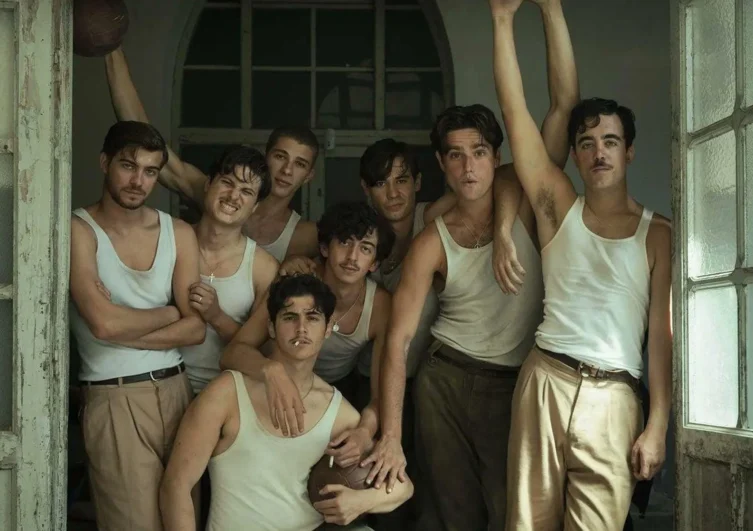 Cast of La Bola Negra posed together during filming