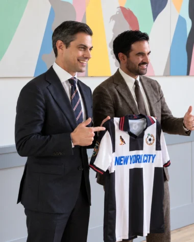 Rob Jetten and Zohran Mamdani holding a New York City football shirt