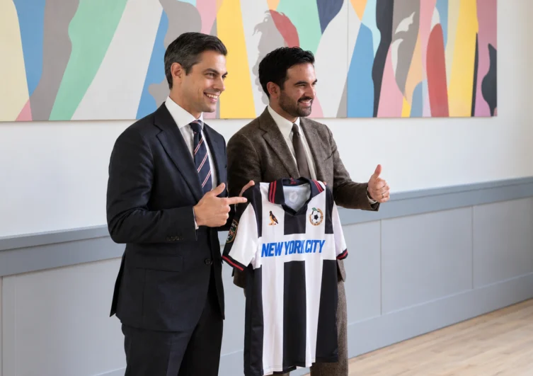 Rob Jetten and Zohran Mamdani holding a New York City football shirt